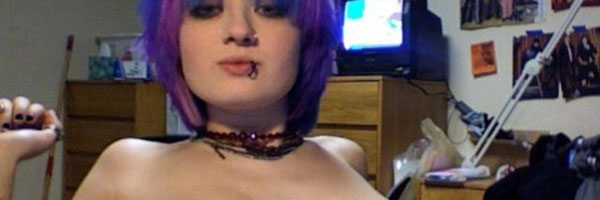 Amateur Tetona Mostrando Su Piercing