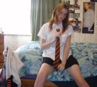 Colegiala Pelirroja Abriendo Sus Hoyos (10)
