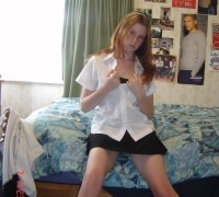 Colegiala Pelirroja Abriendo Sus Hoyos (13)