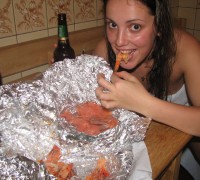 Hermosa Culona Desnuda Con Vino y Salami (11)