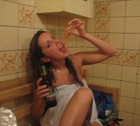 Hermosa Culona Desnuda Con Vino y Salami (18)