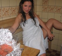 Hermosa Culona Desnuda Con Vino y Salami (21)