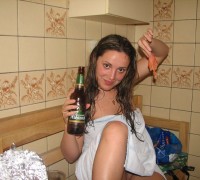 Hermosa Culona Desnuda Con Vino y Salami (26)