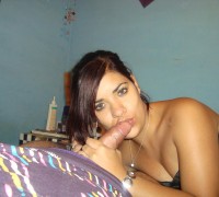 Morena De Ojos Hermosos Mamando Una Polla (14)