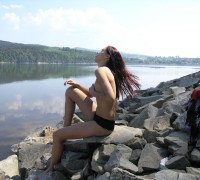 Morena Haciendo Topless En El Lago (9)