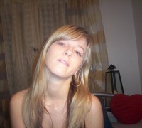 Rubia Delgada Se Mete Una Botella Gigante (19)