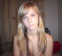Rubia Delgada Se Mete Una Botella Gigante (21)
