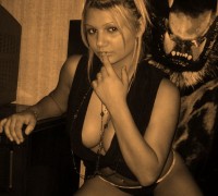 Rubia Rockera Bien Tetona (11)