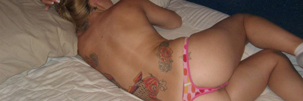Rubia Tatuada Con Buen Trasero