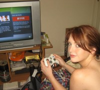 Teen Pelirroja Jugando a la Xbox Desnuda (3)