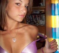 Bonita Jovencita Mostrando Sus Tetas (4)