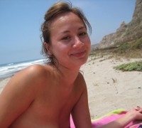 Guerita Mostrando La Concha En Playa (15)