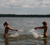 Hermosas Amigas Tocandose En El Rio (33)