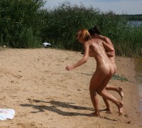 Hermosas Amigas Tocandose En El Rio (35)