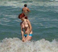 Pelirroja Pillada Mostrando Tetas En La Playa (18)
