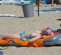 Pelirroja Pillada Mostrando Tetas En La Playa (2)