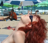 Pelirroja Pillada Mostrando Tetas En La Playa (20)