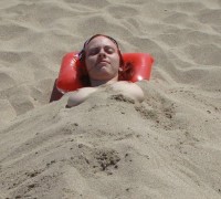 Pelirroja Pillada Mostrando Tetas En La Playa (3)