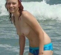 Pelirroja Pillada Mostrando Tetas En La Playa (35)