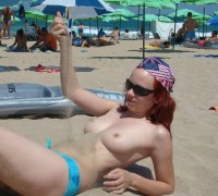Pelirroja Pillada Mostrando Tetas En La Playa (5)