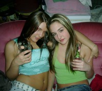 Carina Besandose Con Su Amiga (2)