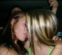 Carina Besandose Con Su Amiga (3)