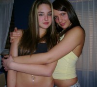 Carina Besandose Con Su Amiga (4)