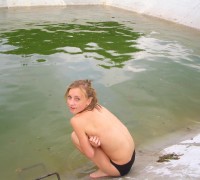 La Rubia Que Limpia Los Estanques Desnuda (11)