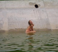 La Rubia Que Limpia Los Estanques Desnuda (12)