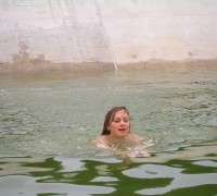 La Rubia Que Limpia Los Estanques Desnuda (13)