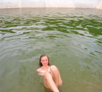 La Rubia Que Limpia Los Estanques Desnuda (2)