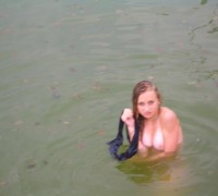La Rubia Que Limpia Los Estanques Desnuda (27)