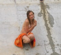 La Rubia Que Limpia Los Estanques Desnuda (33)