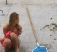 La Rubia Que Limpia Los Estanques Desnuda (40)