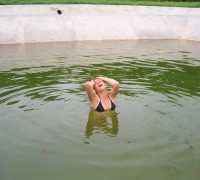 La Rubia Que Limpia Los Estanques Desnuda (6)