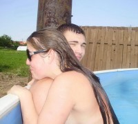 Pareja Jugueteando En La Piscina (15)