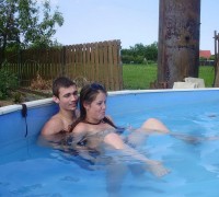Pareja Jugueteando En La Piscina (2)