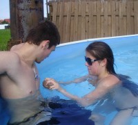 Pareja Jugueteando En La Piscina (22)