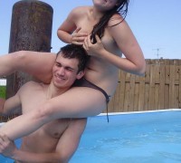 Pareja Jugueteando En La Piscina (27)