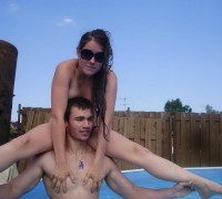 Pareja Jugueteando En La Piscina (29)