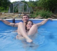 Pareja Jugueteando En La Piscina (34)
