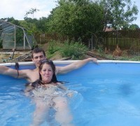 Pareja Jugueteando En La Piscina (35)