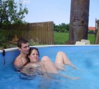 Pareja Jugueteando En La Piscina (4)