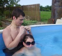 Pareja Jugueteando En La Piscina (7)