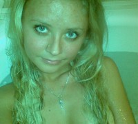 Rubia Dorada Mostrando Su Bronceado (17)