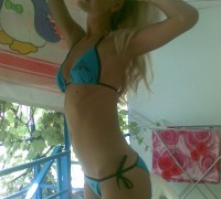 Rubia Dorada Mostrando Su Bronceado (21)