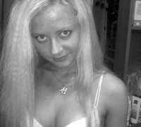 Rubia Dorada Mostrando Su Bronceado (25)