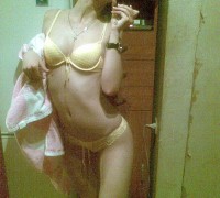 Rubia Dorada Mostrando Su Bronceado (4)