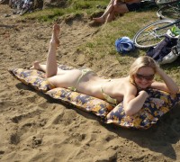 Rubia Dorada Mostrando Su Bronceado (48)