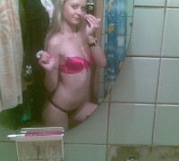 Rubia Dorada Mostrando Su Bronceado (5)